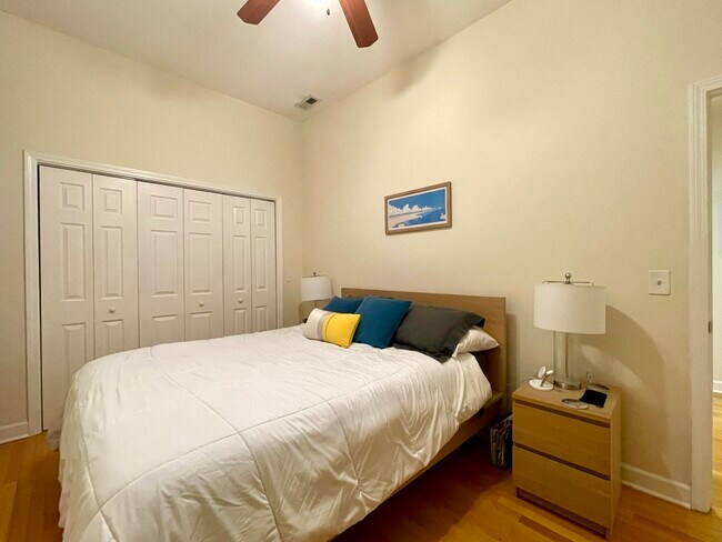 Building Photo - 2620 W Armitage Ave