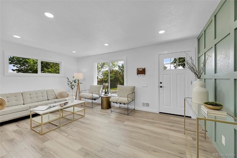 Building Photo - 461 W 71st Ave