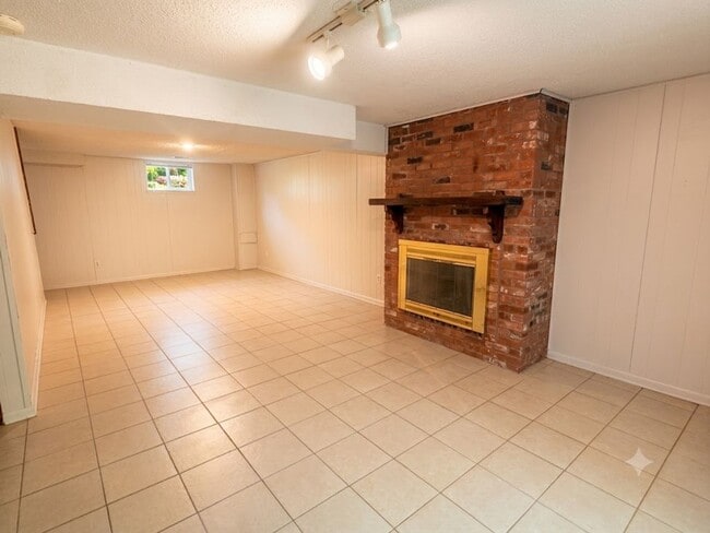 Building Photo - Spacious 3+ Bedroom 1/2 Duplex for Rent
