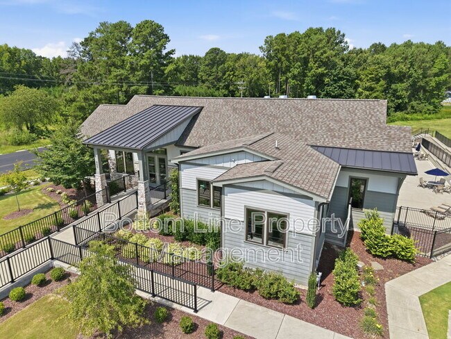 Building Photo - 739 Putney Hl Rd