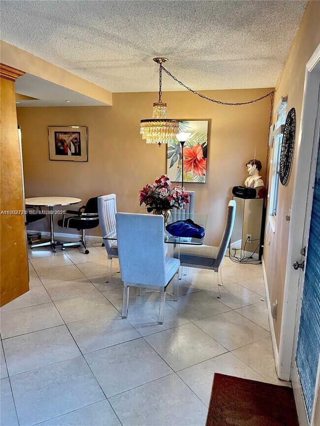 Building Photo - 2042 Newcastle A