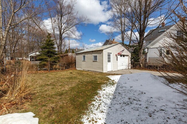 Building Photo - 48 Beacon St