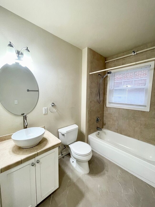 Building Photo - Charming 1 Bedroom, 1 Bath Large Apt in In...