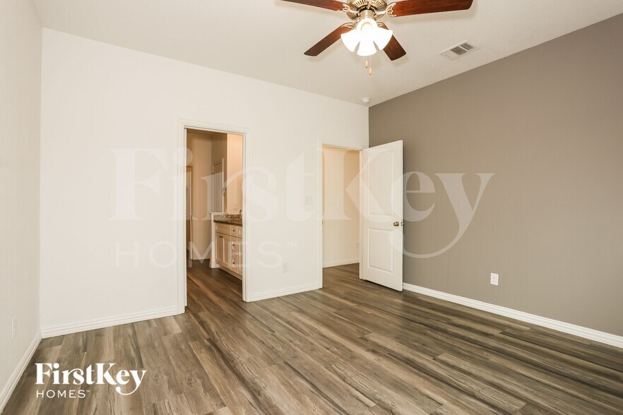 Building Photo - 7352 Parkside Pl Dr