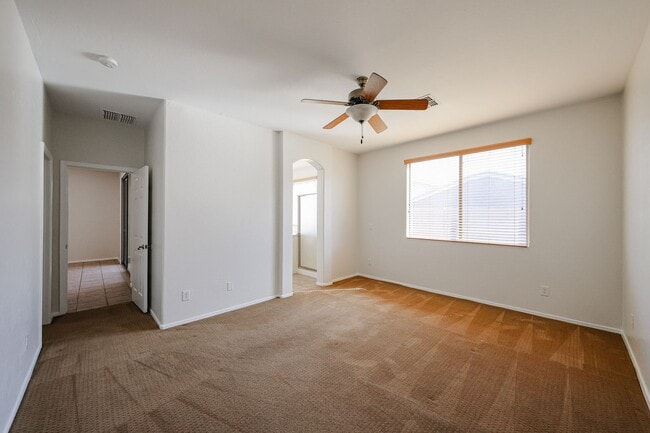 Building Photo - Charming 4 Bed 2 bath 2 Car Garage Home in...