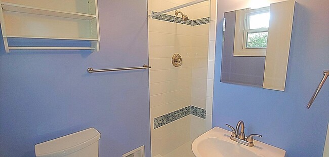 Building Photo - 3 BR, 2 Bath Home Available in Homewood