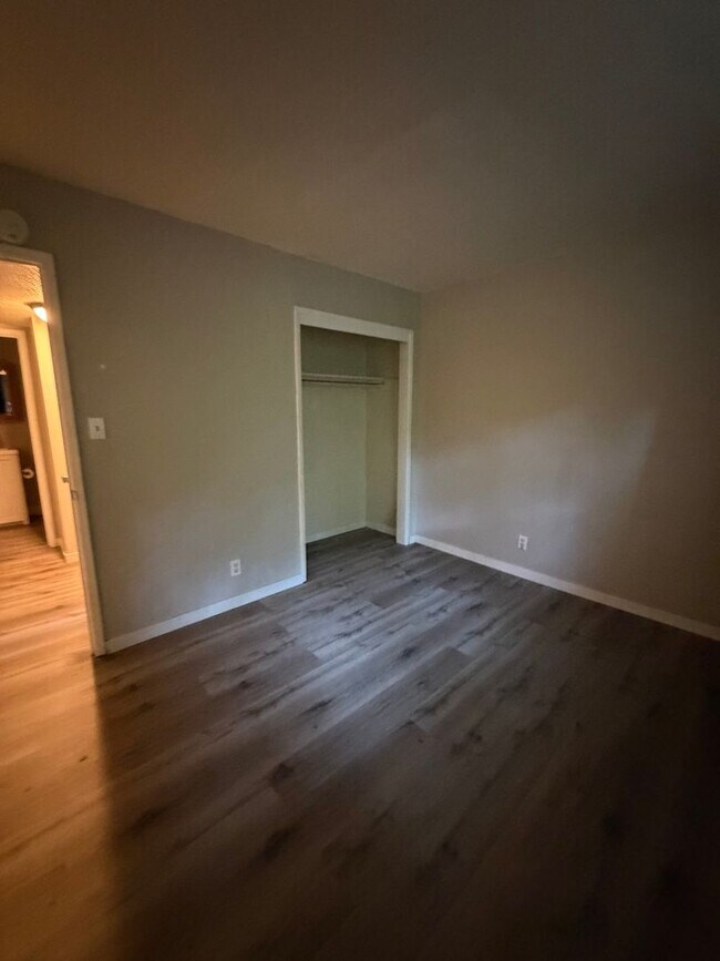 Building Photo - 3 bedroom 1 bath duplex