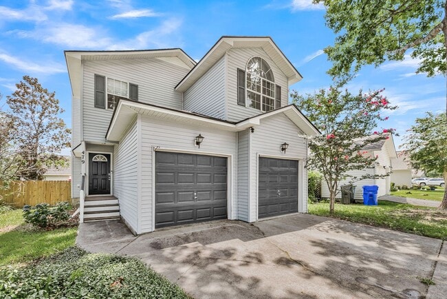 Building Photo - Charming 3BR/2.5BA Home with 2-Car Garage & Fenced Yard in Citadel Woods — West Ashley