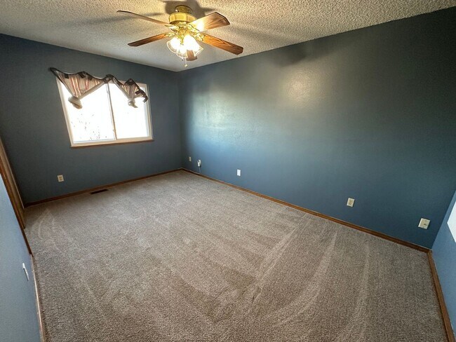 Building Photo - 4 Bed 4 Bath in Constitution Hills!!