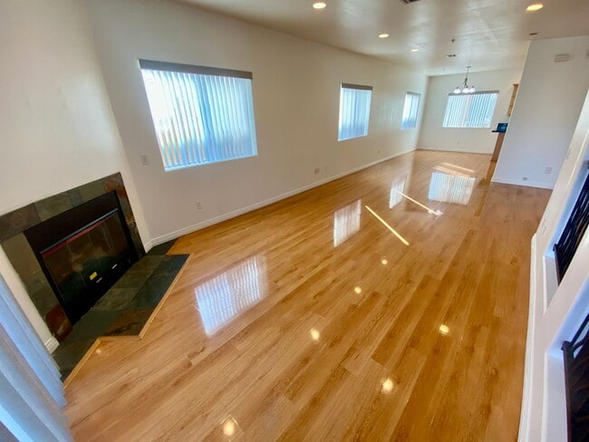 Building Photo - Spacious 4 Bed, 3 Bath Townhouse in Torrance $3,850