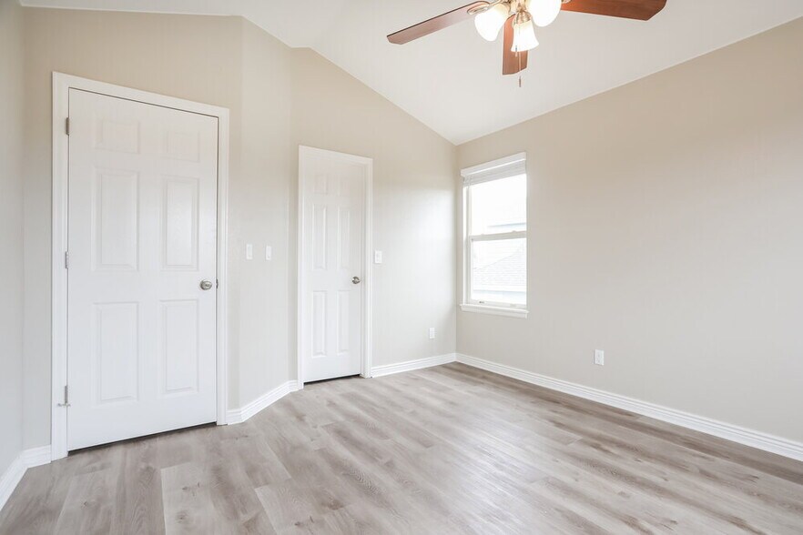 Building Photo - 12525 S Beaver Creek Way