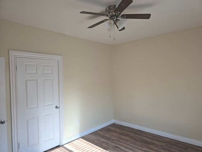 Building Photo - Large 2 bed 1 Bath House