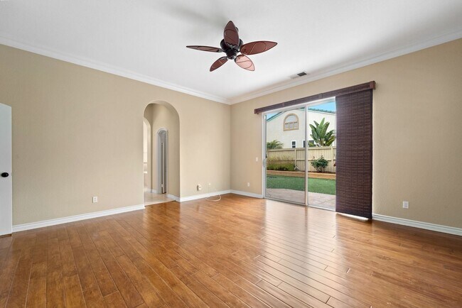 Building Photo - Beautiful & Spacious Single Level Eastlake...