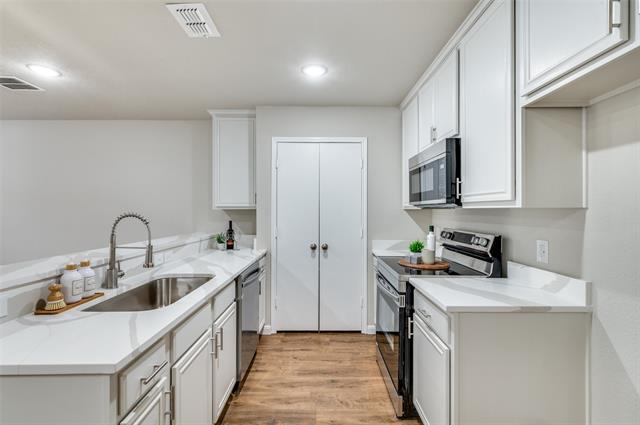 Building Photo - 5700 Giddyup Ln