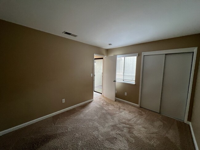 Building Photo - 3 bedroom condo in gated community!