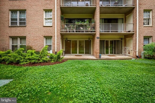 Building Photo - 6004 Westchester Park Dr