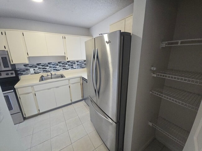 Building Photo - 2-Bedroom, 2-Bathroom Condo in Land O' Lakes