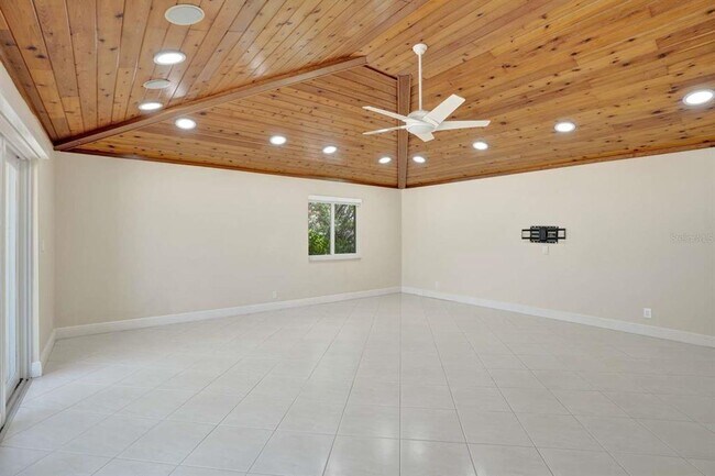 Building Photo - 2527 Lakes Dr