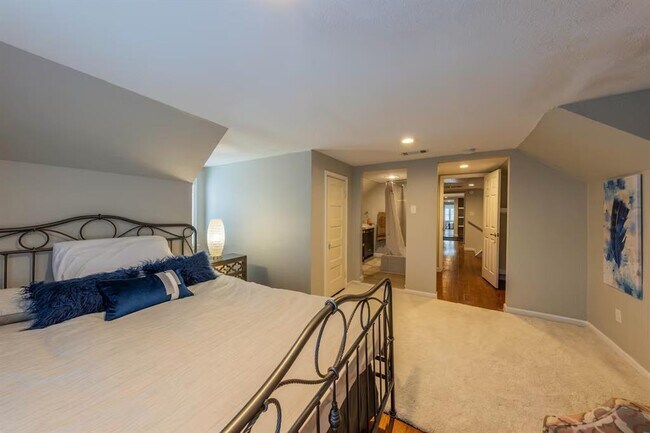 Building Photo - 1212 N Main St