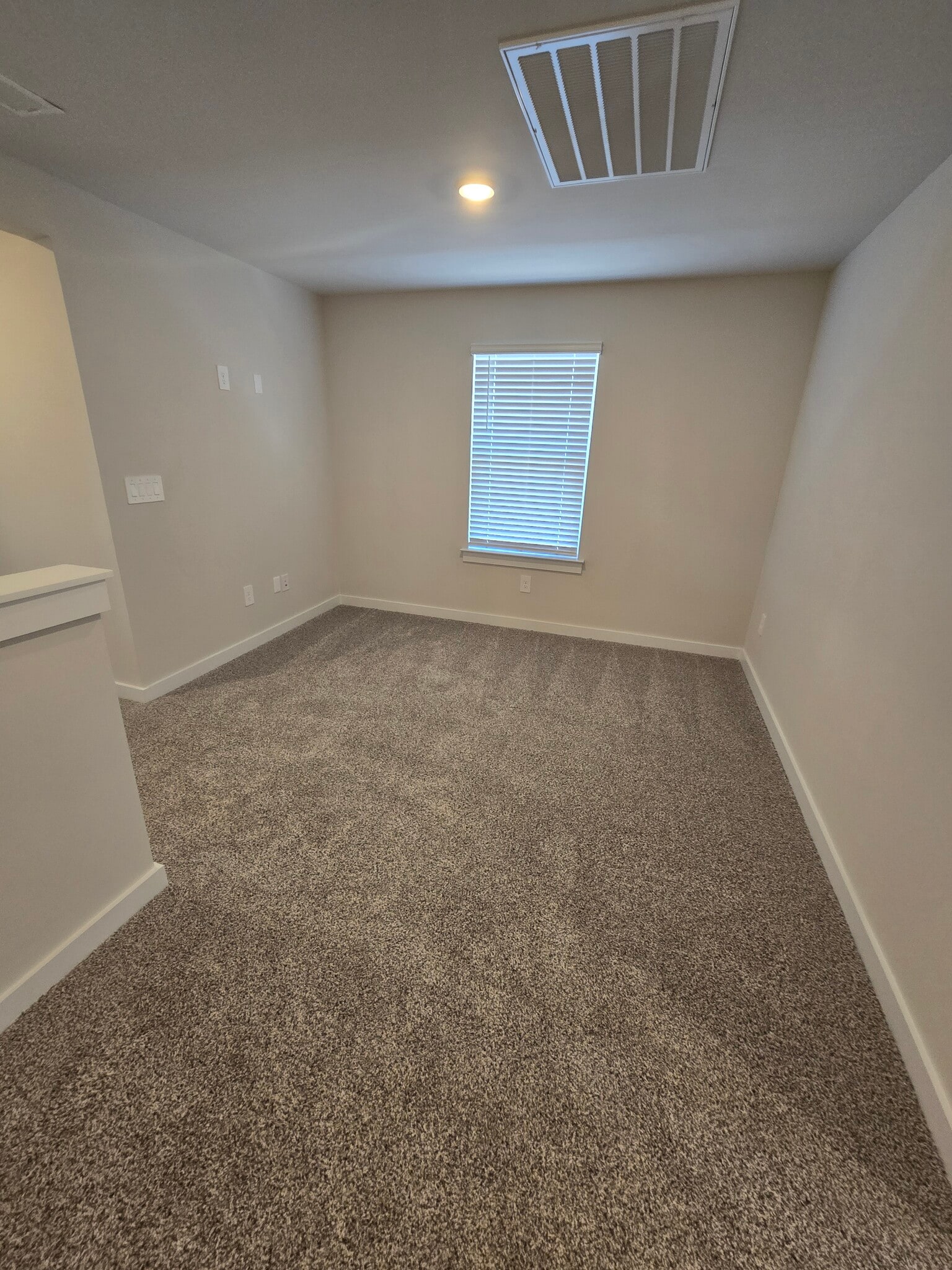2nd floor loft area. Great space for sitting area w/TV or home office - 3901 Northbrook Dr