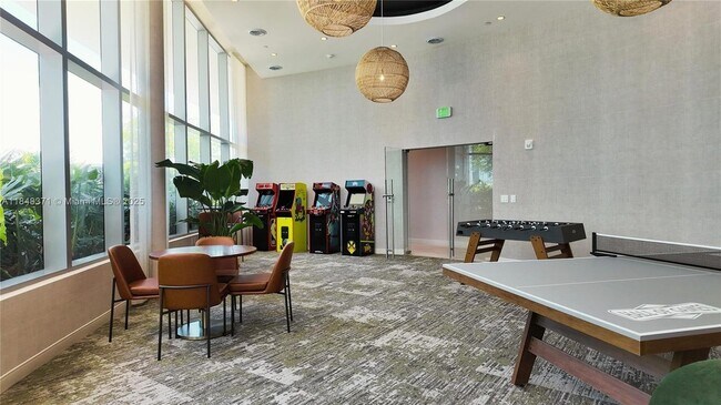 Building Photo - 700 NE 24th St