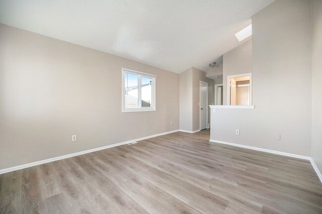 Building Photo - Newly Updates 4-Bedroom, 4-Bathroom Townhouse Available Immediately