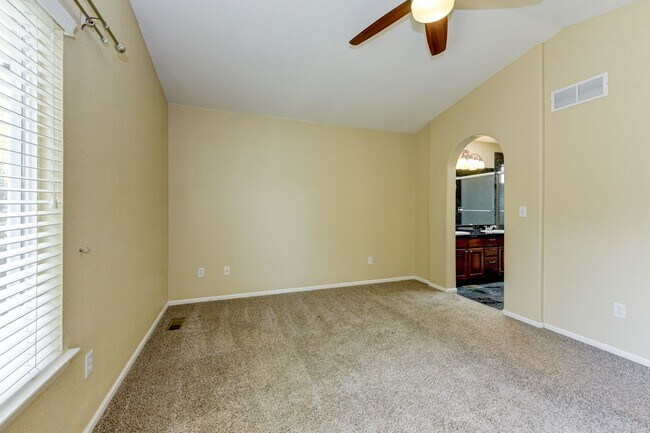 Building Photo - Beautifully Updated 3-Bed Home in Arapahoe...