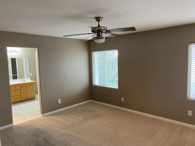 Building Photo - Gorgeous home close to Lake Sahara!