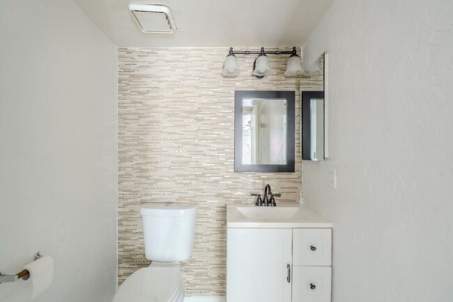 Building Photo - 3 bedroom townhome for rent