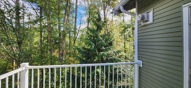 Building Photo - 2 Bed 2 Bath Top Floor Condo South Everett...