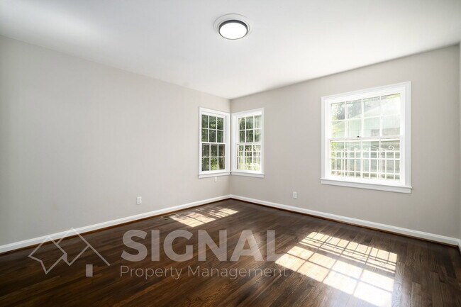 Building Photo - 736 Martinwood Rd