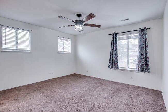 Building Photo - 340 Springlake Ln