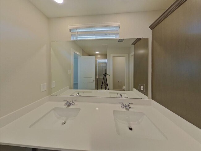 Building Photo - 9835 Willow Creek Commerce Dr