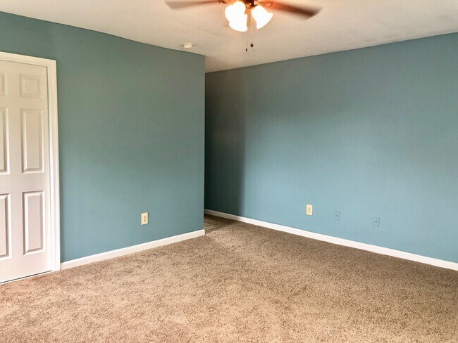 Building Photo - Updated 2Bed/2Bath Top-Floor Towson Condo ...