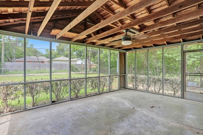 Building Photo - Convenient Living in Dallas – 3BR/2BA Home...