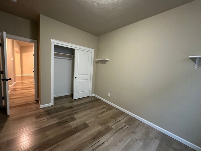 Building Photo - Very Nice 3 Bed 2 Bath Home With Vinyl Plank Flooring in NE Albany