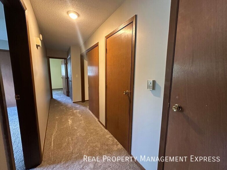 Building Photo - Spacious 2 Bedroom Apartment