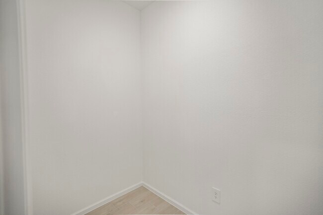 Building Photo - 613 Royal Arch Dr