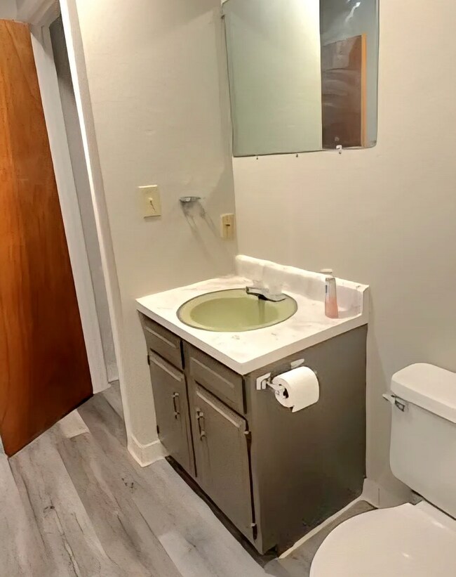 Building Photo - 321 Ella St