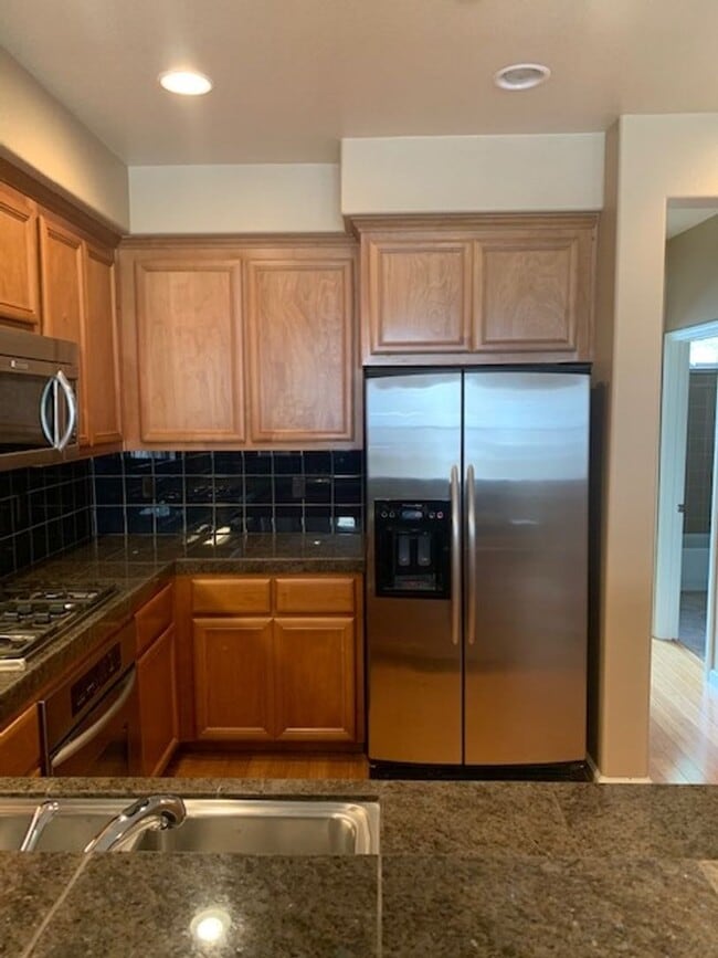 Building Photo - GORGEOUS MODERN 3BR 3BA TOWNHOUSE IN BEAUT...