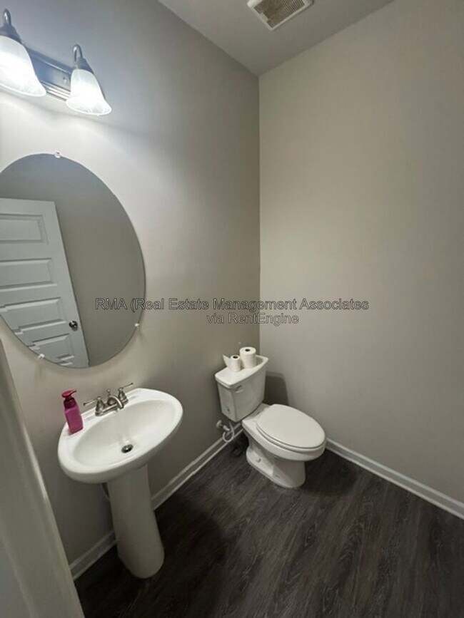 Building Photo - 1156 Burgundy Dr