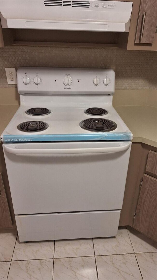 Building Photo - 117 Lake Emerald Dr