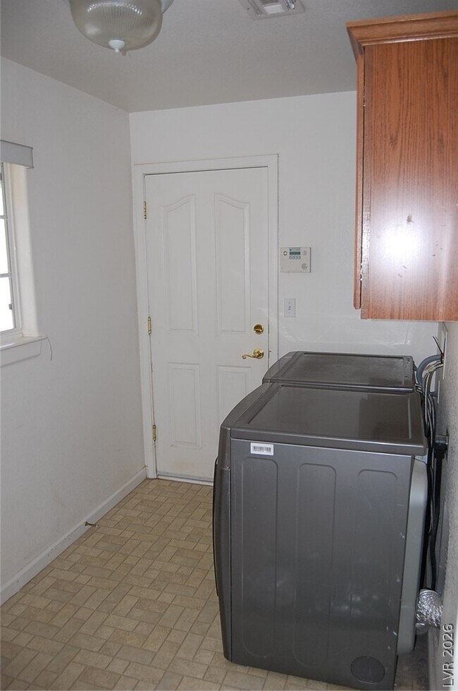 Building Photo - 4911 Ridgewood Dr