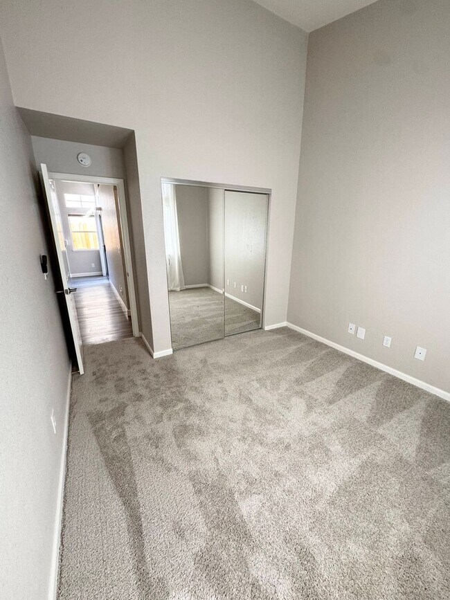 Building Photo - Move-In Ready 3-Bed, 2-Bath Home in Roseville! SEE VIDEO