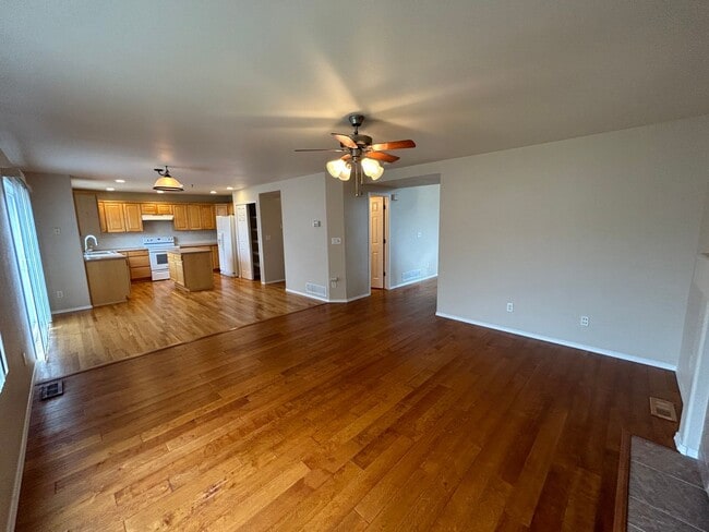 Building Photo - 4 Bed 3.5 Bath