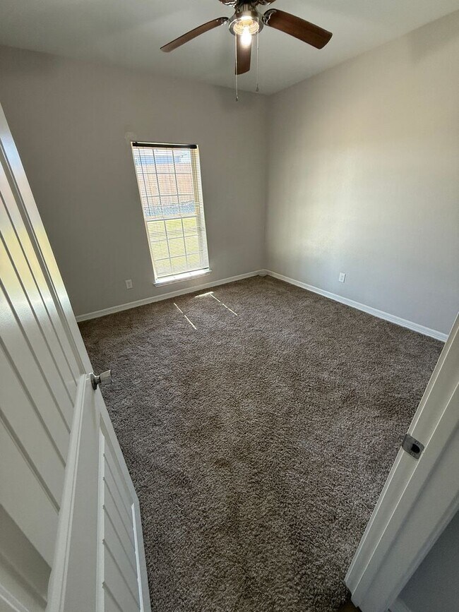 Building Photo - Modern 3-bed/2-bath!