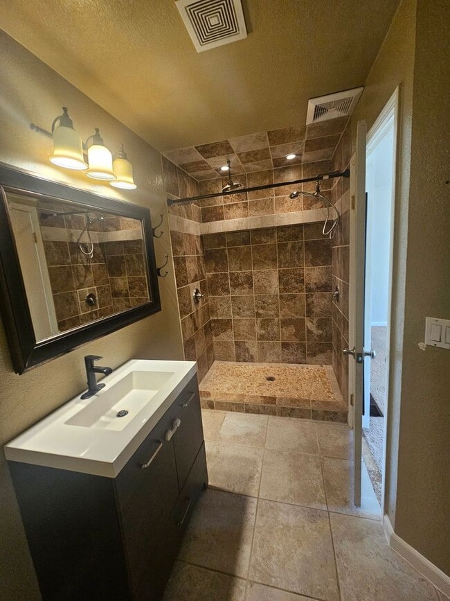 Building Photo - 19055 Ravenhill Rd