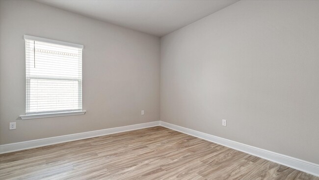 Building Photo - LOTS OF AMENITIES AND CONVENIENT COMMUTE!