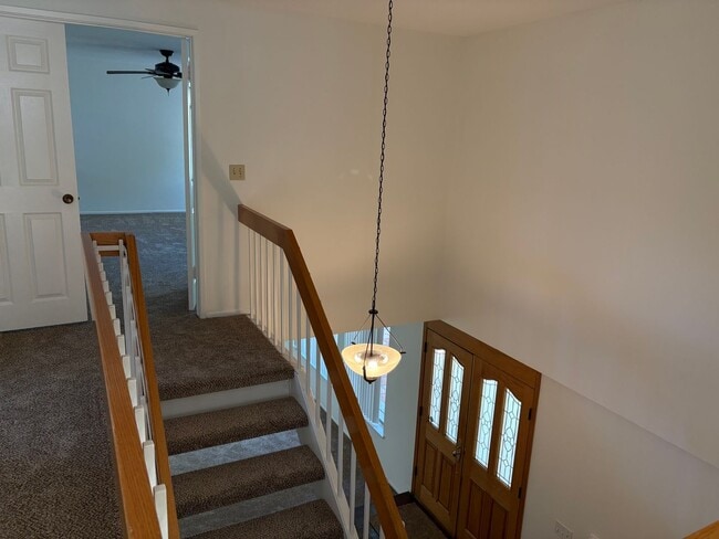 Building Photo - Spacious 5 bedroom 2 1/2 bathroom Westpark...