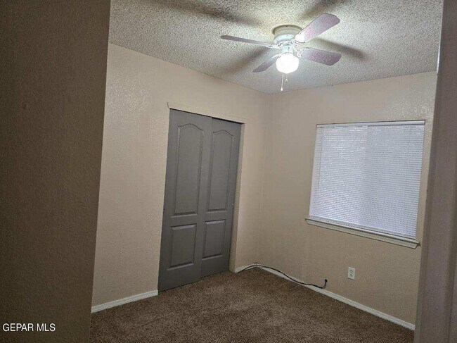 Building Photo - 12105 Castle View Way